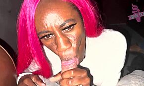 Ebony Teen bekommt Facial-Spritzer im Adult-Kino