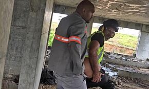 يا إلهي، هؤلاء العمال ينكون بدون واقي في العلن بعد خروج الجميع!