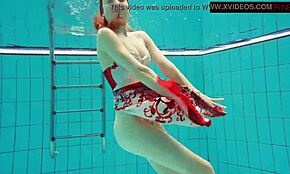 Космата руса полска 18+ мадама плува под вода, адски яко, нали?