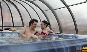 Vieux mec marque avec une jeune nana 18+ superbe