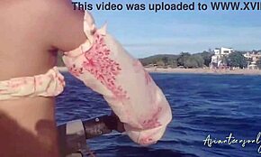 Pravi ejakulacija u usku pičku posle jet skija i plaže.