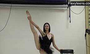 Flexyteen 18+ Markova arată abilități acrobatice ca gimnastă neagră goală în sală