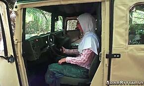 Ninfa araba seduce ragazzo bianco per una scopata intensa all'aperto da militari