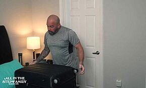 Varalni možji čustveni pot: jebe obe pastorki v biseksualni strasti z velikimi ritkami in obritimi pičkami