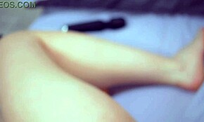 好色な妻が夫の巨大チンポを吸って精液を飲み込む