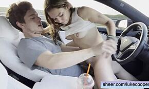 18+业余 Tinder 约会对象在公共汽车里操