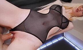 새언니가 옷 고르다 둘 다 선택, 카우걸로 큰 자지 타며 크림파이랑 페이셜