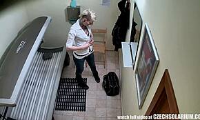 Hei, katso tämä upea pierattu ja tatuoitu tyttö solariumissa!