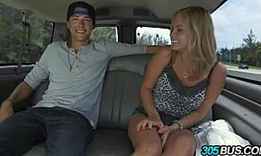 Blondine med store naturlige pupper scorer het utendørs creampie på bussen