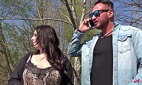 كشاف ألماني يجد السمينة Elisa لنيك خام في كاستينج الشارع