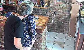 Έπιασα τον άντρα μου να δαχτυλίζει τη γυναίκα του γείτονα ντυμένη και να χτυπιέται