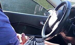 Extraño me pilla masturbándome en el coche y me ayuda a terminar