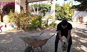 Yo, rider bareback på gården med krøllet babes stramme fisse, så hot!