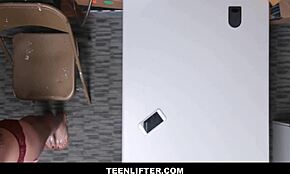 Teenlifter - Petite poitrine latina voleuse laisse garde pénétrer son cul serré - Avi Love