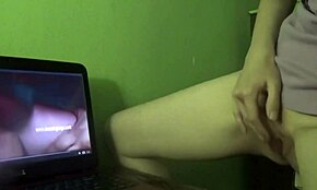 Ruda milf dochodzi z suchego ocierania do orgazmu oglądając gorący porno. Nie może się powstrzymać od dotykania siebie.