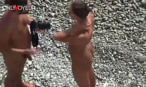 היי, תראה בחורה חמה עירומה בחוף עם פלאג בתחת!