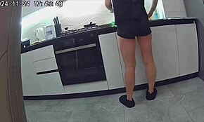 Mand, min kone snyder med min bedste ven i køkkenet