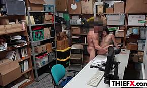 Je regarde une douce ado brune 18+ se faire baiser au travail