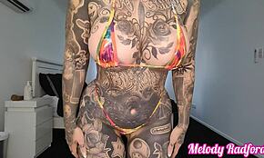 Melody Radford testa biquíni micro transparente para ação selvagem de gaping