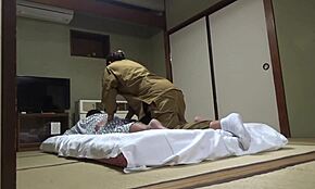 Съблазнявам сервитьорка в горещ извор, чукам я цяла нощ, заснето със скрита камера в стаята