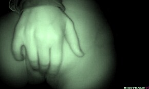 Уау, тази хорна тийнейджърка 18+ се пипа навън през нощта! 😍