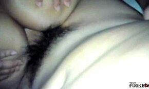 Det här händer när maken går till jobbet men kommer tillbaka för det är helgdag, otrogen tjej gillar det i röven och går in till sin väns rum för att rida honom