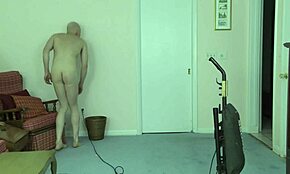 Ce gay nudiste twink excité nettoie la maison nu sur la plage