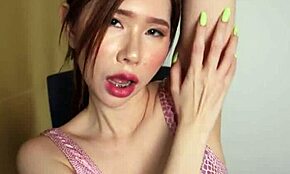 April Maxima lame y muestra sus propias axilas en exhibición kink