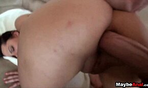 Cutie Mimi Rayne călărește pula iubitului adânc în scenă POV outdoor. Curul ei strâmt ia totul.