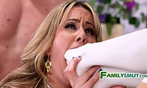 נימפומנית צעירה בת 18+ משתוללת עם הורים חורגים בשלישייה הארדקור למשפחה מלוכלכת, בלי מעצורים!