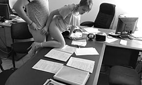 Hei șefule, continuă să futi secretara ta mică de 18+ pe birou. Camera ascunsă filmează!