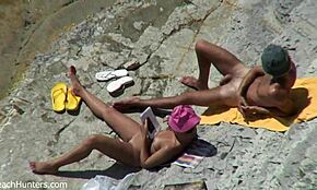 Iba ďalší deň s párom, ktorý sa divoko zabáva na pláži pre druhé kolo.