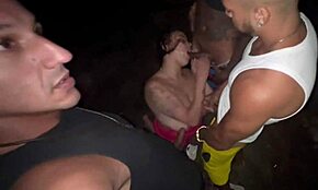 Amigos Curtem Comida de Rua com Gatinha de Peitos Grandes Assistindo