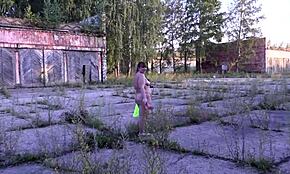 Ljubim pokazovati svoj velik oblinast rit pod kratko krilo na prostem