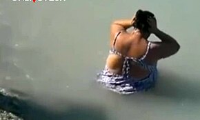 Voyeur de plage, mec chanceux attrape une sirène BBW qui montre ses gros seins !