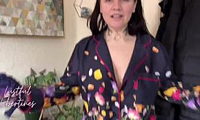 Ho sorpreso matrigna a tradire, ha esitato ma mi ha lasciato sborrare sulla sua figa pelosa milf