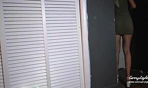 Мачеха поймала меня дрочащим и оседлала мой огромный член до быстрой кончи