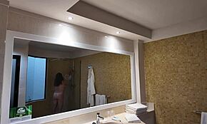 Pastorček se prikrade v tuš mačehe in stvari postanejo divje! 🚿