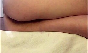 Erittäin karvainen pillu sykkii lähikuvassa oikeassa orgasmissa