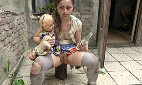 Horrorpornó felfedi a torz családot durva cosplay-ban vad BDSM akcióval.