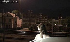 Søte unge Alexis Crystal drar til offentlig dogging sted!