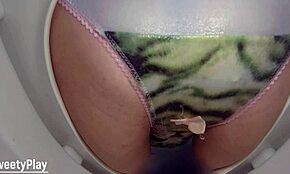 Debela milf domaćica se pali pišajući u gaćice na WC kameri