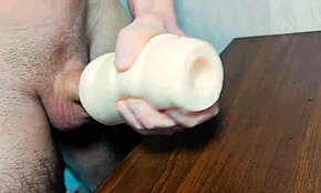 Alexhuffcum geme alto enquanto goza nessa buceta apertada e molhada de boneca