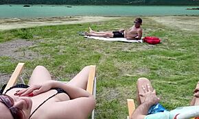 Voyeur onanerer på stranden mens jeg rører mig selv offentligt