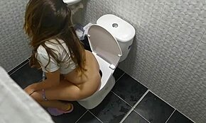 Vohunim za okusnim ritom pastork v kopalnici voyeur posnetku