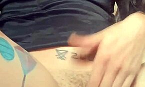 브라질리언 뷰티, 큰 입술로 자랑하고 자위