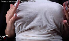 cholera! dziewczyna z dużymi cyckami i sutkami daje lodzika w mokrej koszulce