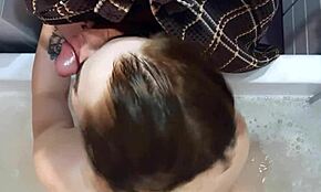 Вау! Пушила је курац под тушем, свршила двапут са међусобном игром!