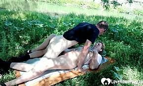 Je suis obsédée par le fait de me faire pilonner la chatte mature en plein air