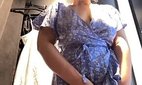 Hey, vil du se denne søde amatør tage hård offentlig anal kneppen udendørs?